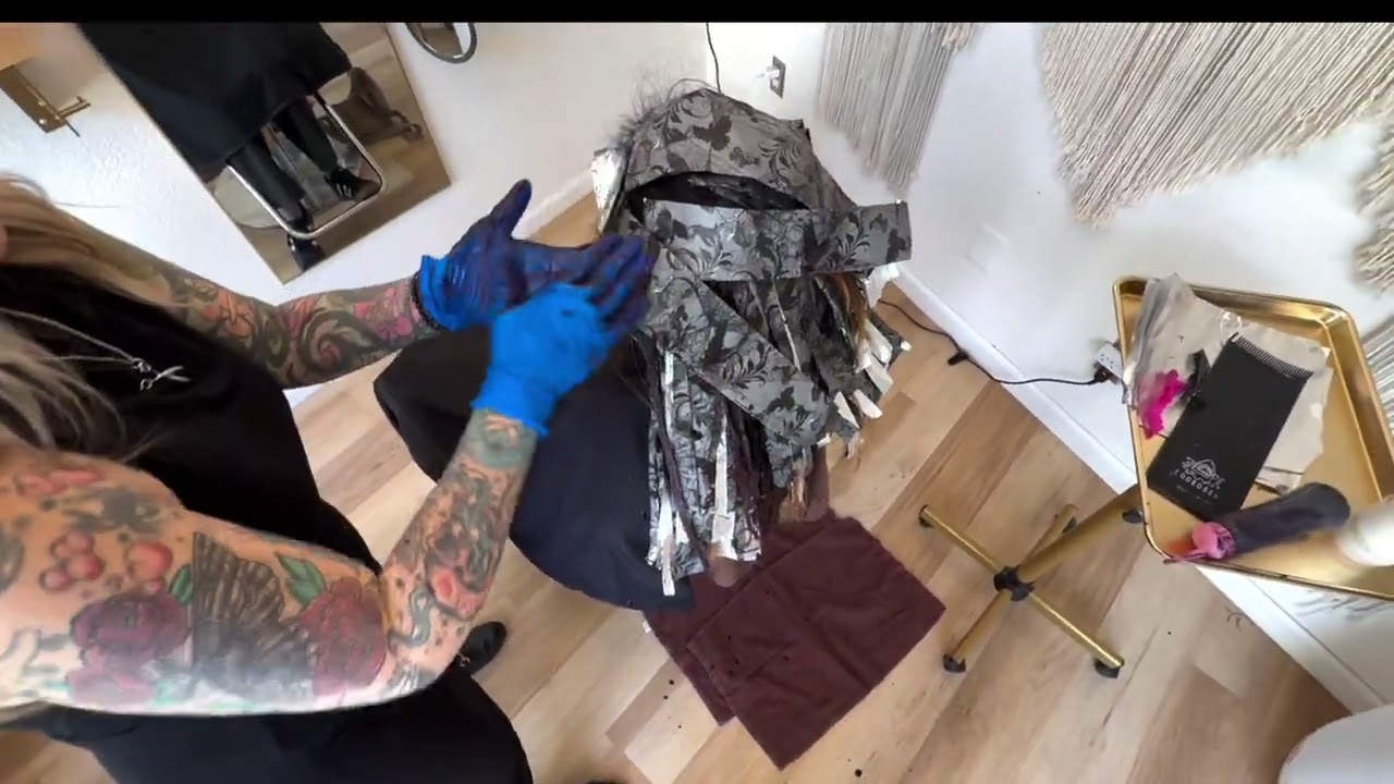 How to Color In-Between Hair Foils for Dimensional Hilights, 3 min