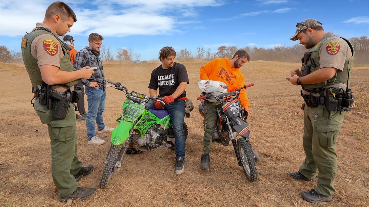 Пойман за езду на заднем колесе по улице!