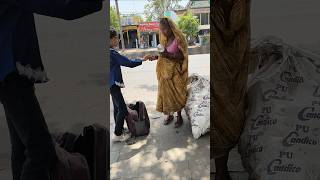 मां तो मां होती है 🙏👍#helping#viral #video #shorts #youtubeshorts #babygullo
