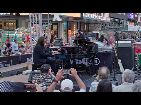Flight Of The Bumblebee live in Times Square (Presented by Carnegie Hall)