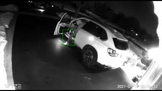 Armed man burglarizes SUV in Fox River Grove, IL