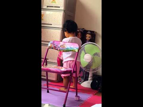 Si Baby Mela at ang Kanyang Bag
