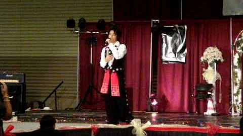 Chianye Yang singing Hlub Tuag Nthi for the Michigan New Year 2008-2009