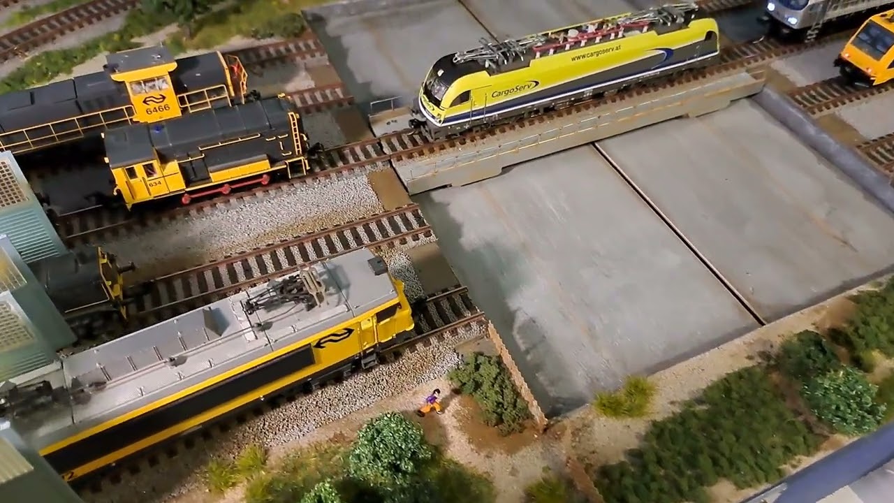 De rolbrug met Arduino besturing weer ingebouwd in de Modelbaan. Zie de tekst onder deze Video.