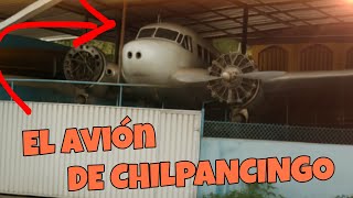 Este avion esta dentro de una casa.  ¿Como llego alli?  /Chilpancingo 