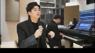 小阿枫 诺言（抖音热门歌曲）（歌曲《诺言》演唱：小阿枫一首经典老歌，大家有时间收藏慢慢听，你听过这首经典歌曲吗＃每日推荐音乐 #录音棚 #诺言＃音乐人 ＃小阿枫）