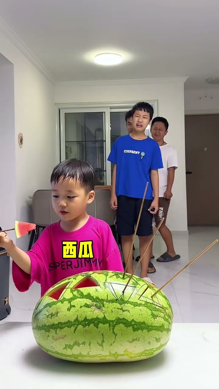 吃西瓜大挑战，真的太刺激了！#Cute baby#Cute#呆萌小米宝#聪明宝宝#萌娃