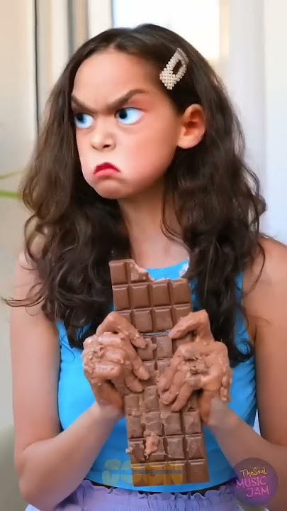 How to eat chocolate without mess 😉 #chocolate #hacks #useful #diy