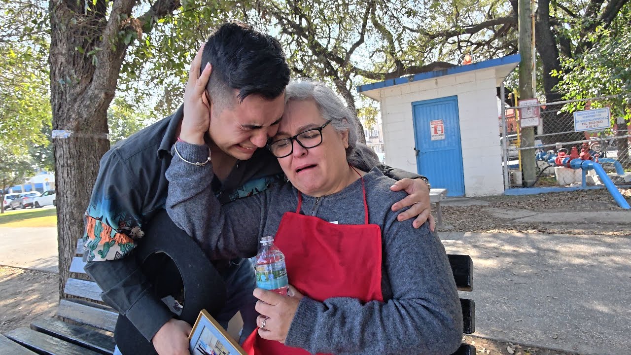 Regreso de USA después de 10 años y encontró a su madre en la calle 😭 nos rompió el corazón