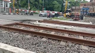 Omar menunggu kereta lewat