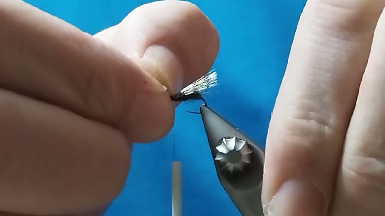 Montaje de moscas: tricóptero en pluma de gallo de León