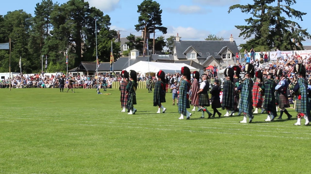 Aboyne Highland Games - entrance of the bagpipe bands