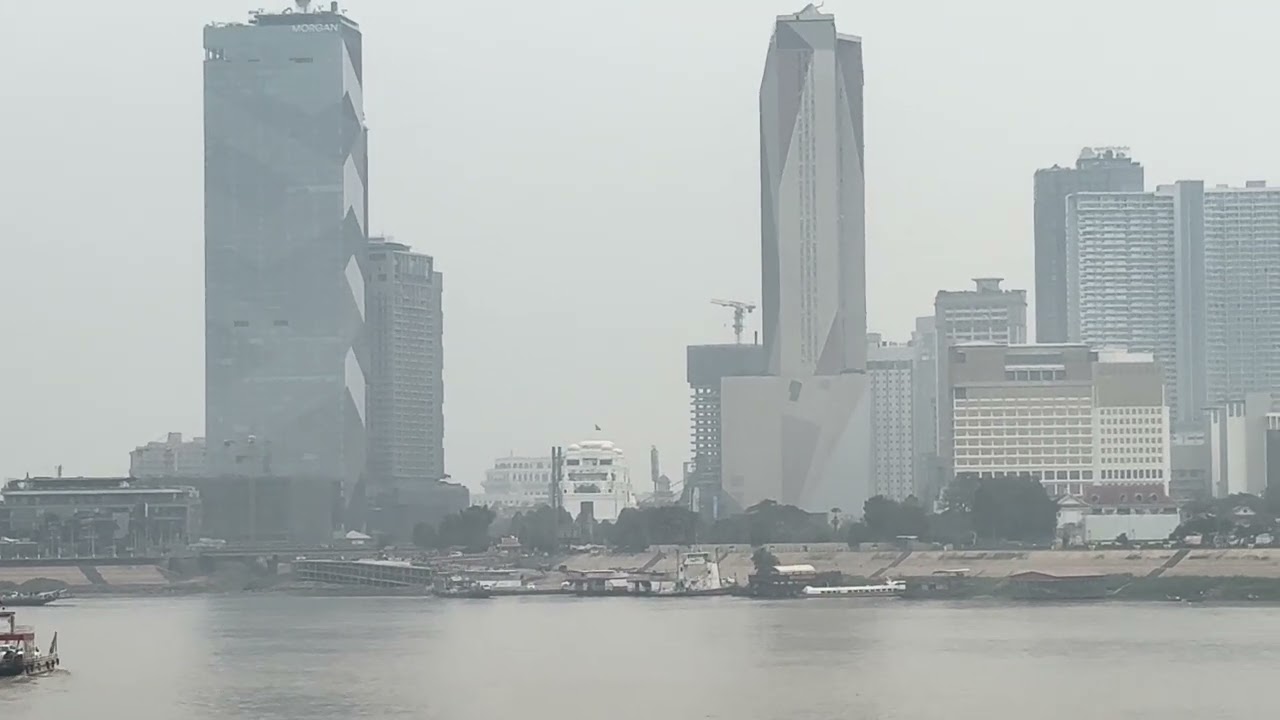 ទស្សនីយ៍ភាពអគាររាជធានីភ្នំពេញ ព័ទ្ធទៅដោយផ្សែងអ័ព្ទពីត្រើយម្ខាងសុខាជ្រោយចង្វារ ១១ កុម្ភៈ ២០២៦ 