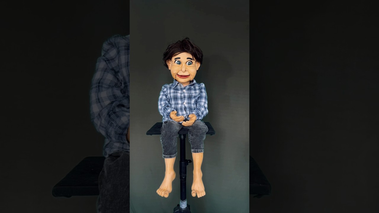 Seni boneka hidup street art 