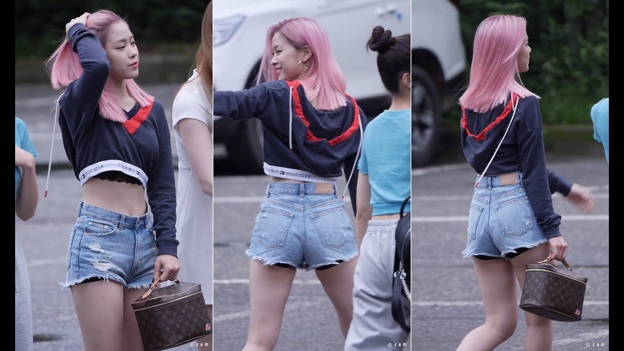 크롭후드티에 청핫팬츠 입은 ITZY 있지 류진 (뮤직뱅크출근길)