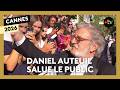 #Cannes2026. Daniel Auteuil salue le public avant de monter les marches pour "La troisième nuit"