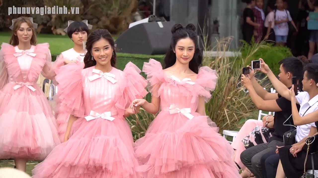 Jun Vũ, Hoàng Yến Chibi cùng nhóm Ngựa Hoang catwalk siêu ngầu tại Kid Fashion Show Hóng Showbiz