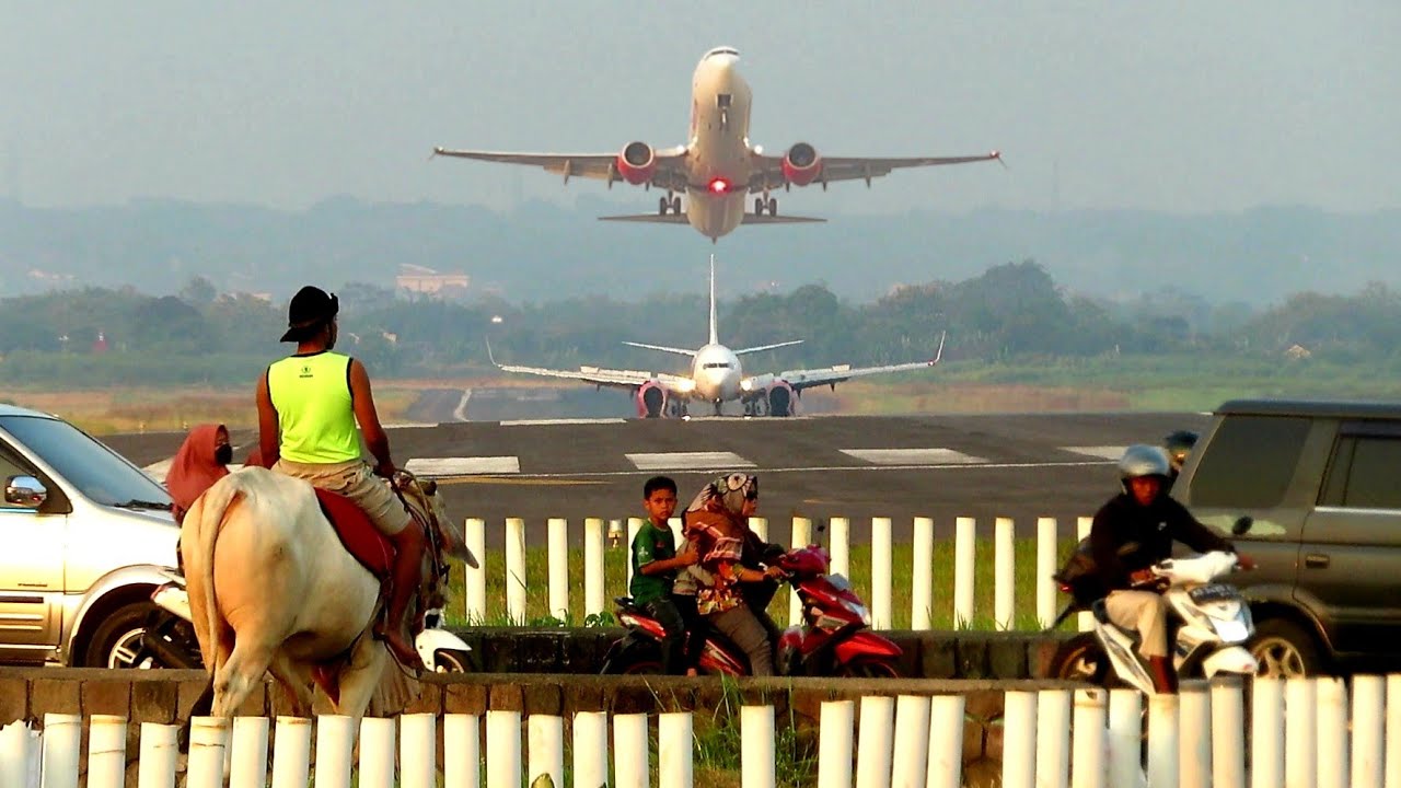 LIHAT PESAWAT GARUDA, AIR ASIA, NAM, LION, BATIK, CITILINK & SAJ LANDING & TAKE OFF DI PINGGIR JALAN