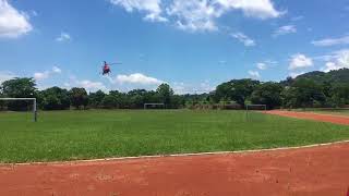 空勤直升機將受困者載送至內埔農工降落過程