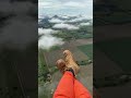 Voo nas nuvens de Paramotor