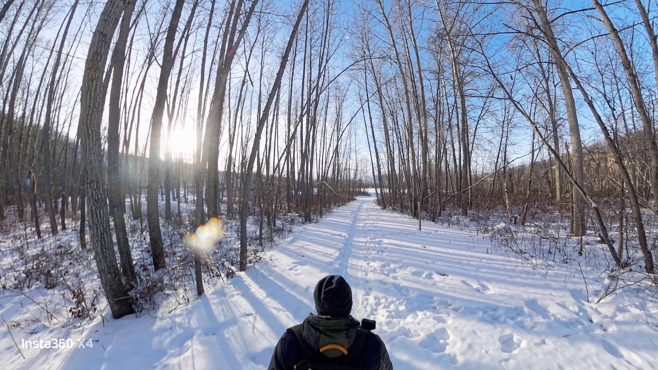 Наслаждаясь солнечной прохладной погодой на заснеженной тропе.