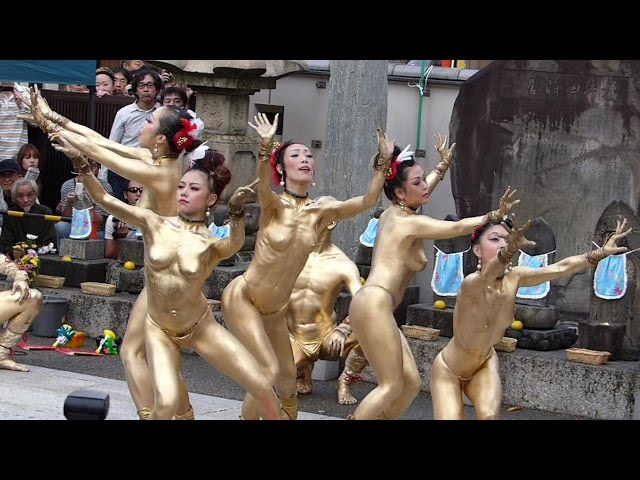 金粉 全裸 大須大道町人祭 2014 (大駱駝艦の金粉ショー) 2/1 - YouTube