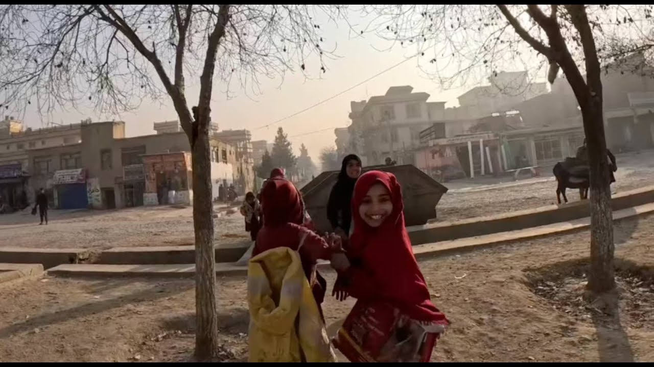 Афганские дети ищут объедки на морозном утреннем воздухе, надев заиндевелые тапочки. 50 пар обуви...