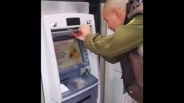 Mọi người hết sức cẩn thận khi rút tiền ở các cây ATM nhé. Nên dùng 1 tay che lại khi bấm mật khẩu.