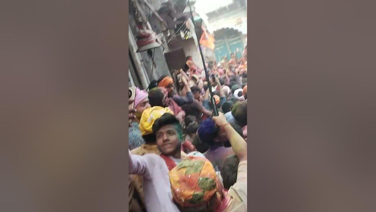ari pakdo ri brij naar kanhaiya holi khelan aayo hai