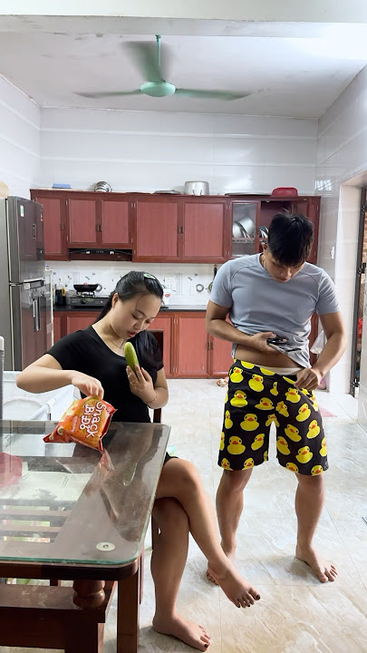 The carrot is so tiny🥕😂🤣Daily life of a couple #couple #shorts #funny