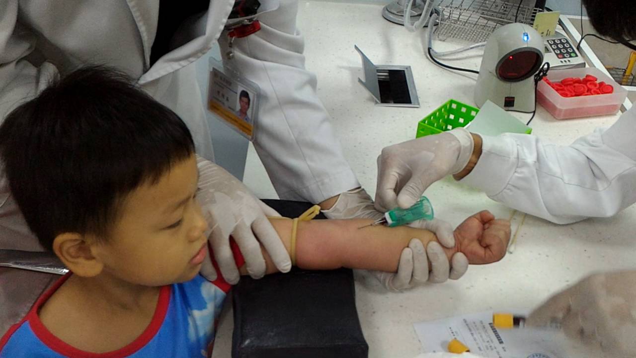 面帶微笑抽血的小孩