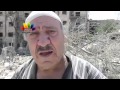 رجل يتحدث عن القصف من