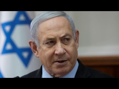 نتنياهو متجهم في جلسة الحكومة بعد اتهامه بالفساد الوزراء في صمت مطبق على غير العادة ودعوات لتغييره