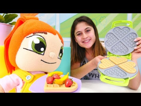 Ayşe Lili'ye waffle yapıyor! Hamur oyunları