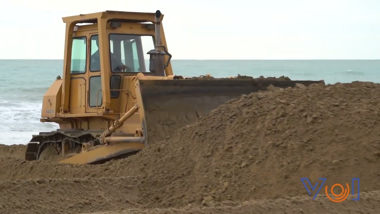 Jesolo, proseguono i lavori sulle dune di sabbia per proteggere la spiaggia dalle mareggiate