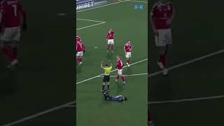 The referee blocks the goal 😔