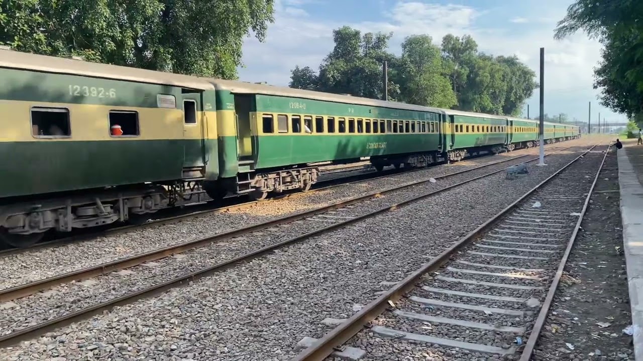 42dn Karakoram Express Train pass through Kot lakhpat railway station 🚉 
