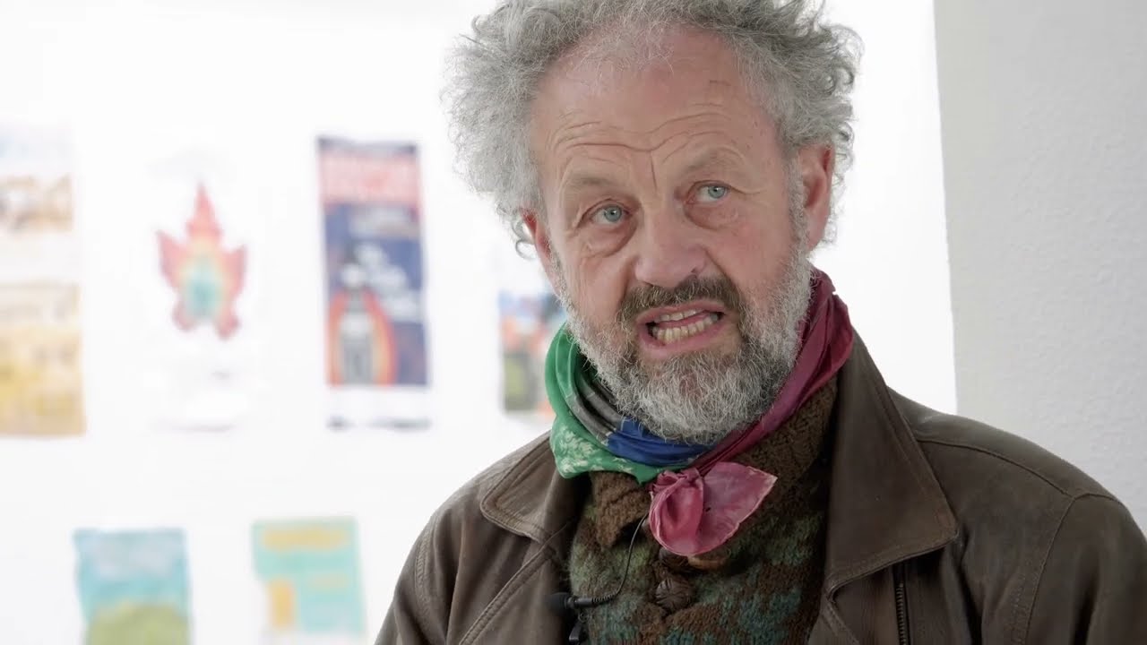 Steen giver en rundvisning til en forsamling, under støttefesten for Højskolen Grobund.