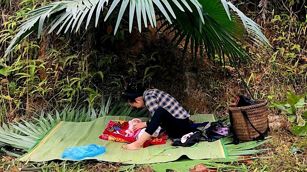 A miserable life. A homeless single mother living in abandoned houses to raise her child.