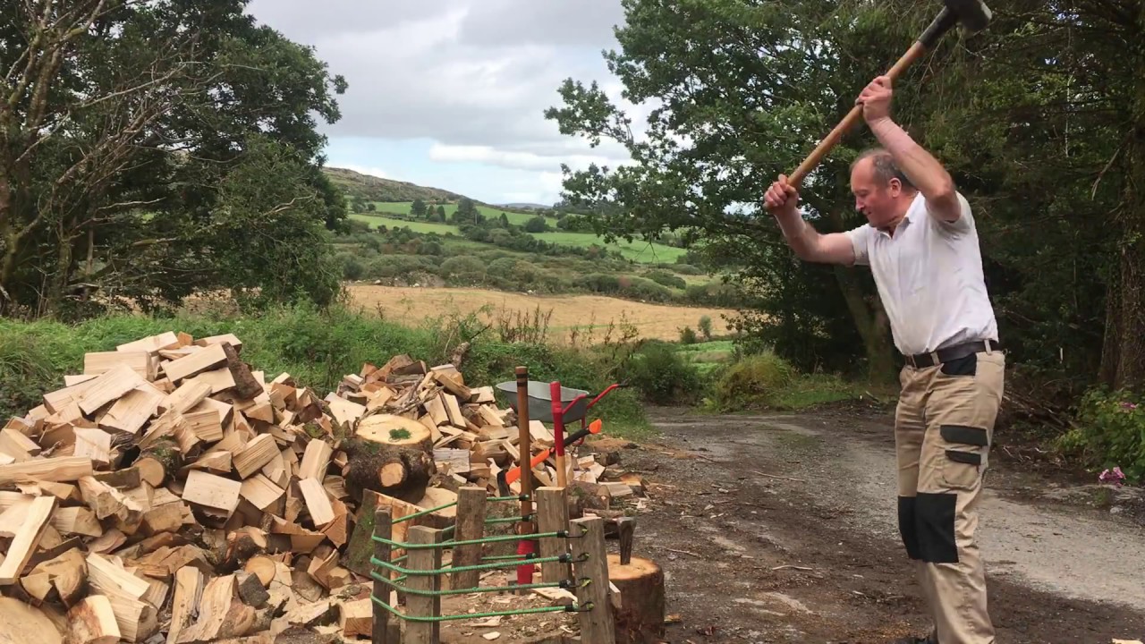 Aufspalten von Brennholz: knotige, schwierige Runden mit zweistufigem Getreide