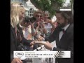 Le réalisateur Diego Luna partage un instant avec les spectateurs du Festival de Cannes !
