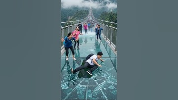 😱 NGERI BANGET! Pengunjung Teriak Histeris Ketika Jembatan Kaca Pecah 💥🌉 #shorts