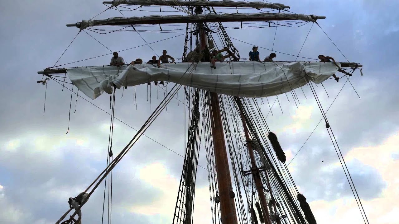 Segel Anschlagen auf dem Segelschiff Thor Heyerdahl