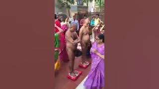Wanita India menyembah puja pria telanjang di India