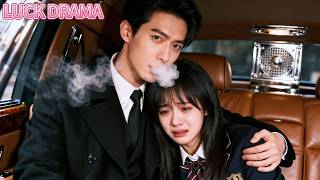 Menina abandonada na festa, quarto mestre Fu que a amava 12 anos a beijou e mimou a noite toda.