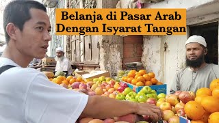 Belanja di Pasar Arab dengan Isyarat Tangan