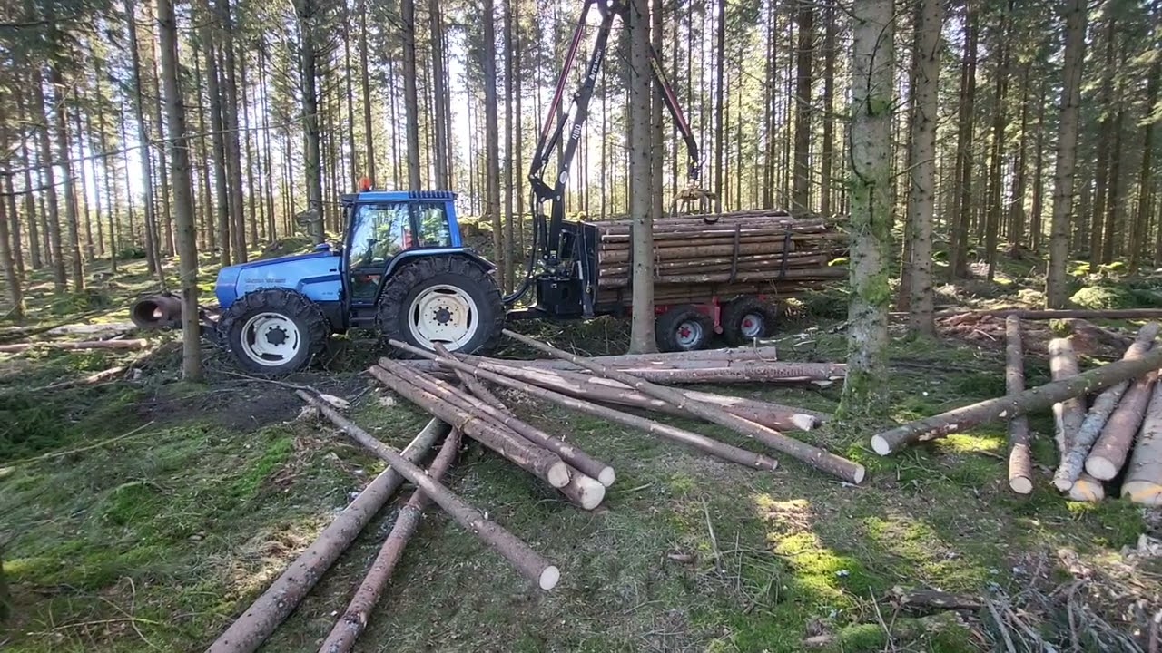 Valtra 6800 Mowi 1250 Loading