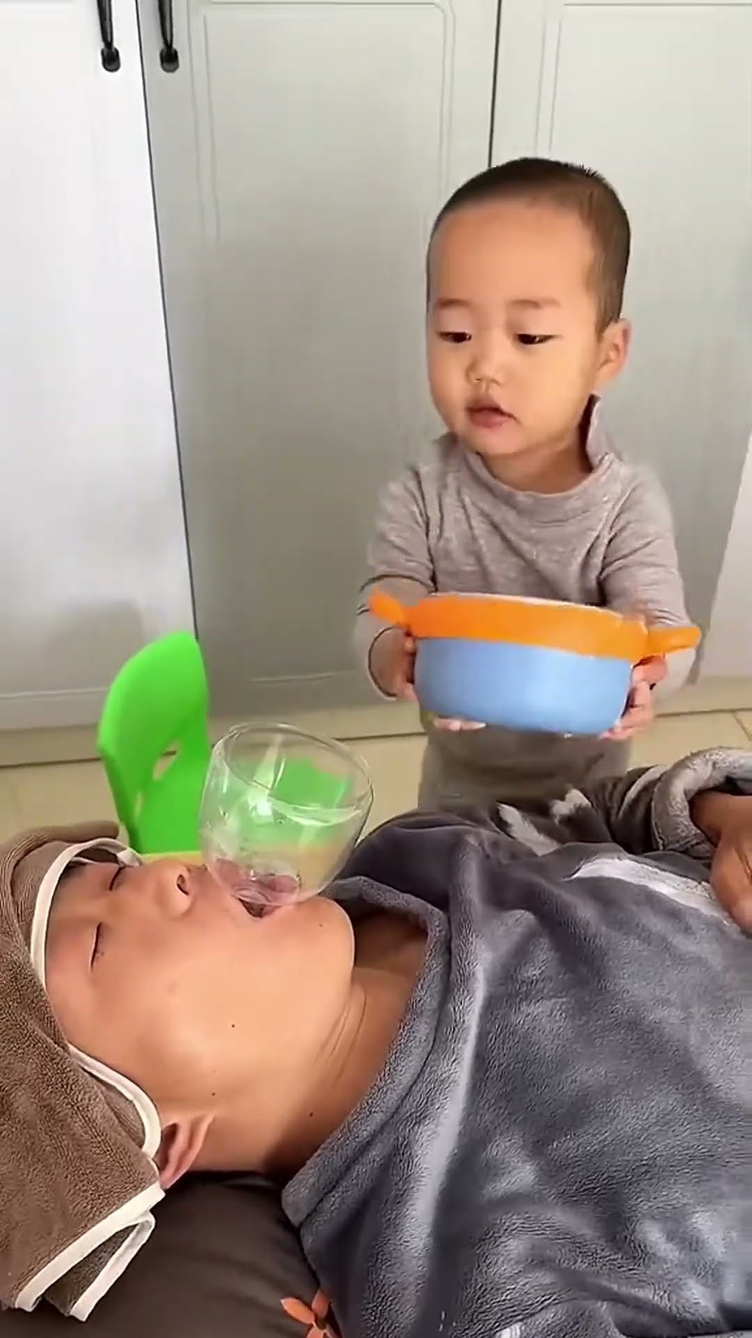 爸爸生病了吃不下饭，看儿子的喂饭方式#Cute baby#Cute#呆萌小米宝#聪明宝宝#萌娃