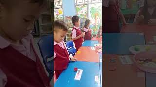 Kegiatan belajar anak TK di TK Permata Ibu Karawaci Tangerang dengan playdough membuat huruf