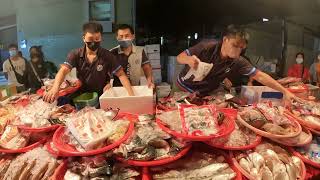 全晟海產 0726-5 買手正熱～老闆先喊個綜合標讓客人爽爽的 #嘉義趙又廷 #全晟海產 #週二彰化社頭夜市 #海鮮拍賣 #海鮮叫賣